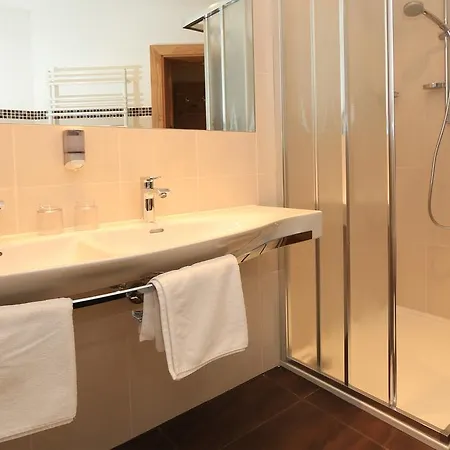 Peter 4* Ζόλντεν